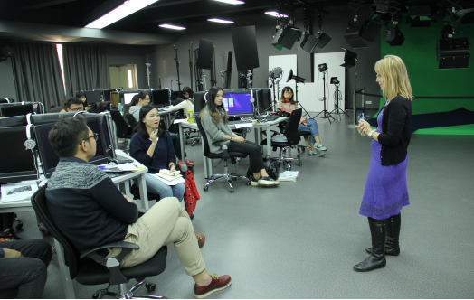 (Sheridan Prasso为同学们答疑解惑)