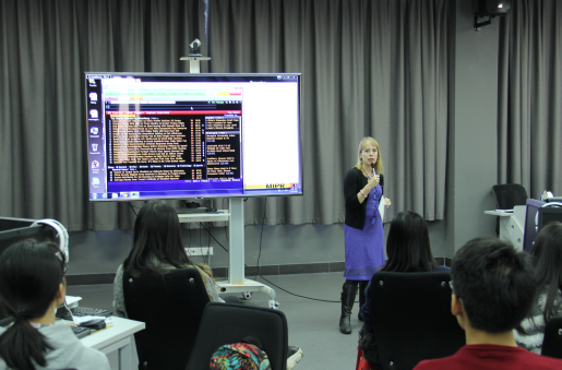 (Sheridan Prasso与同学们分享个人经历。)