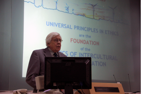 Clifford G. Christians教授与在坐师生分享“跨文化媒介伦理与人类尊严”问题