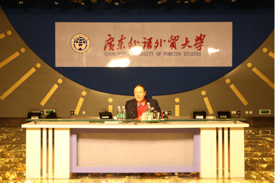 (Harvey Dzodin先生为我院师生讲授中美节目主持人及节目制作的差异。)