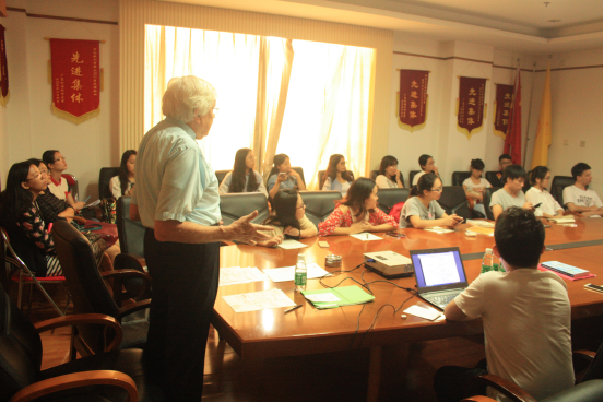 (克里斯琴斯教授为研究生同学答疑解惑。)