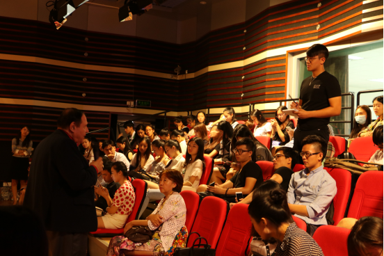 (在座同学向Harvey Dzodin先生提问。)