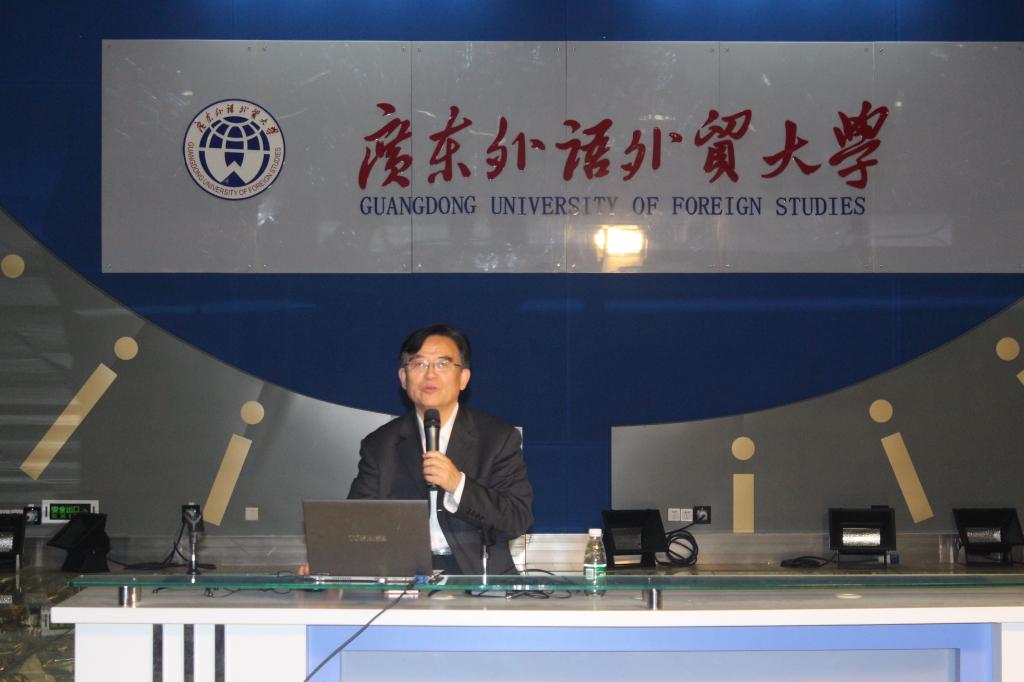 (金元浦教授与同学们探讨文创产业发展新态势。)