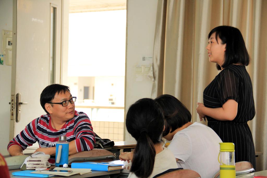 (在讨论环节,同学们分享各自的问题与见解。 夏偲婉/摄)