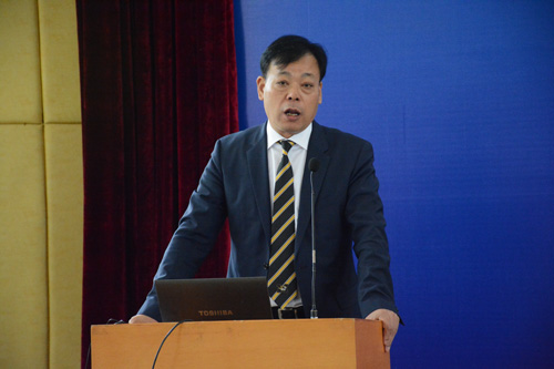 新闻与传播学院院长杨魁介绍学院情况