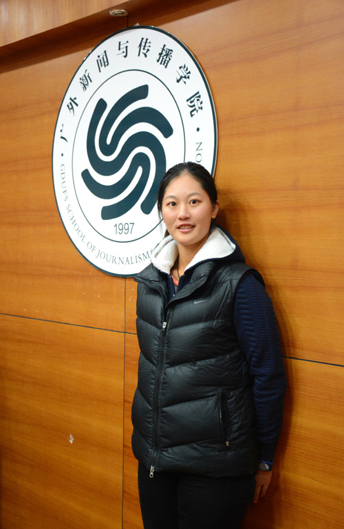 林希妤与院徽合影留念