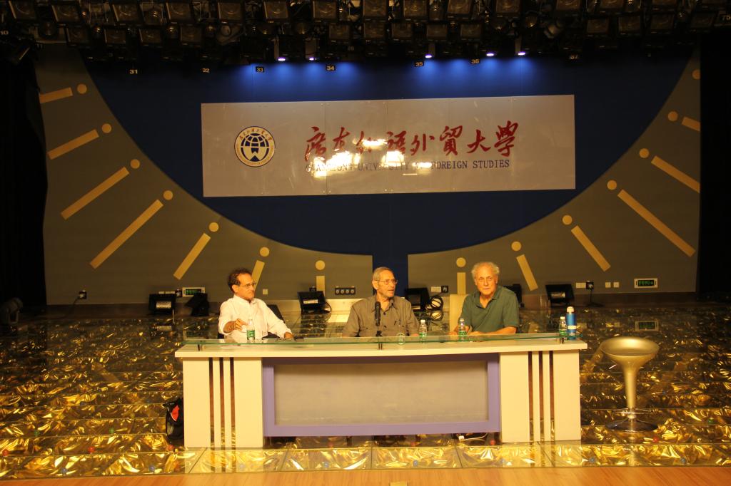 Jim Wolf(左)、Arnold Zeitlin(中)、Louis Berney(右)在座谈会中。(摄影:夏偲婉)