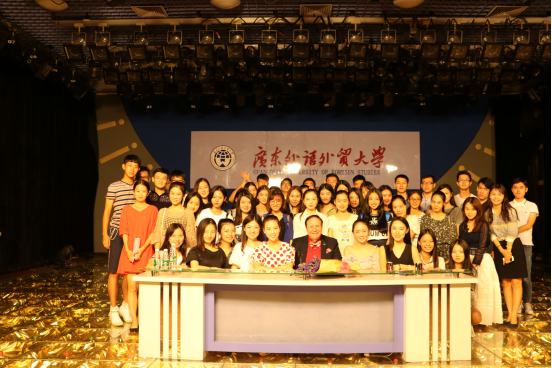 (我院师生与Harvey Dzodin先生合影留念。)