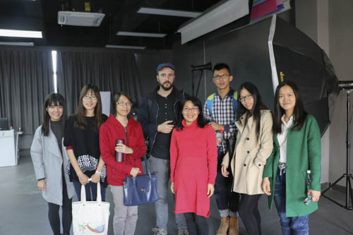 AlejandroAcin与学生合影