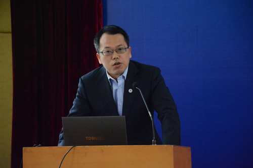 我校党委宣传部部长胡文涛教授发表了《文化外交与国家国际形象建构:西方经验与中国探索》演讲,他就自己的著作向与会者介绍了理论缘起、案例分析,如何结合西方经验和自己的研讨结果,重点强调文化形象如何建构,并在演讲中鼓励大家要敢于“试水”。