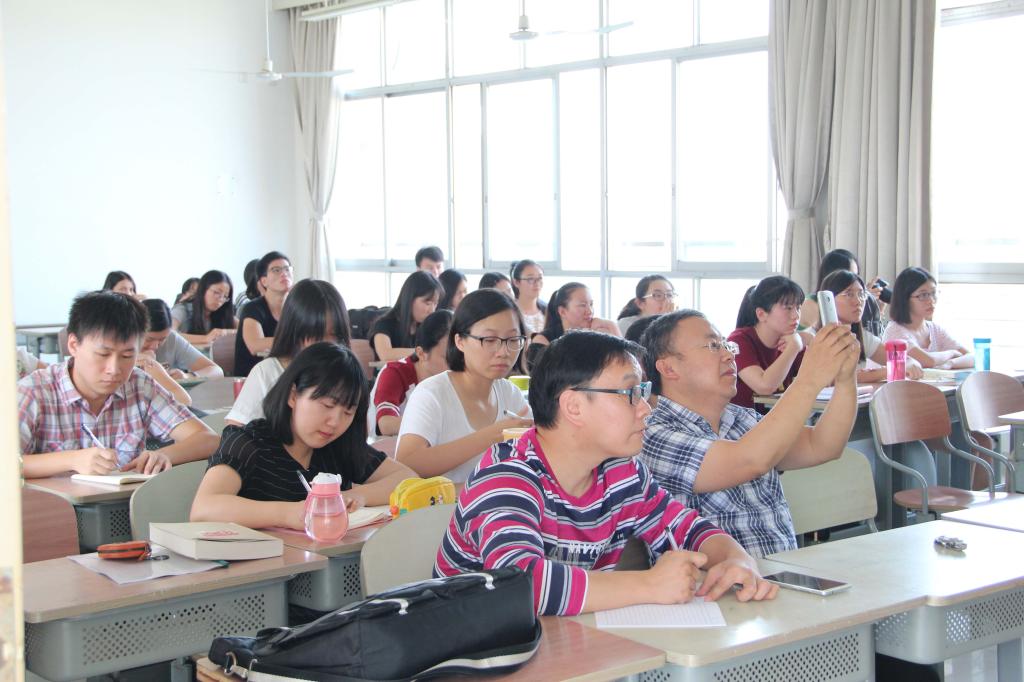 (同学们正认真听讲并记录笔记。 崔慧莹/摄)