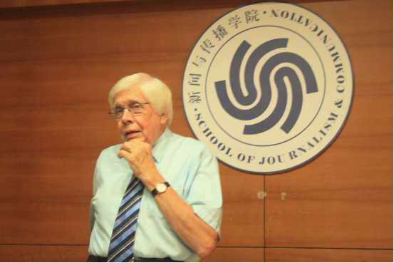 (Clifford G. Christians教授为研究生们开展专题学术讲座)