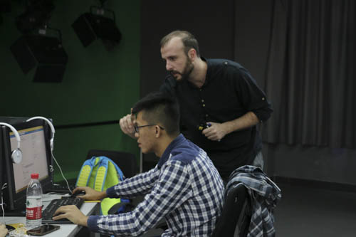 AlejandroAcin现场指导学生