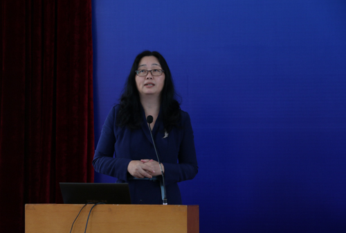 中山大学传播与设计学院副院长张宁教授作了《网络戏谑与政治新闻传播》的演讲,针对为什么政治新闻容易引发网络戏谑、怎样看待网络戏谑对政治新闻传播的影响等几个问题发表了自己独到的见解。