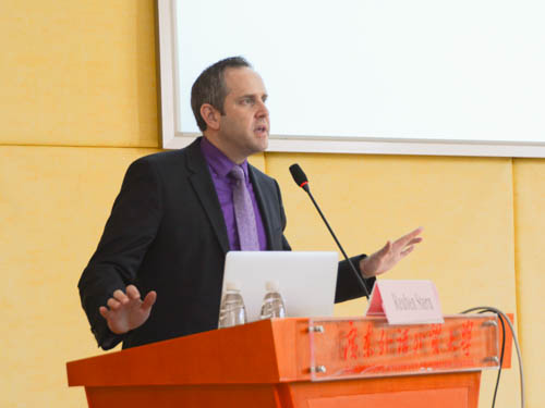 美国密苏里大学新闻学院未来实验室副主任Reuben Stern教授讲课