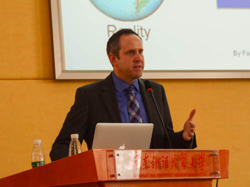 美国密苏里大学新闻学院未来实验室副主任Reuben Stern教授讲话