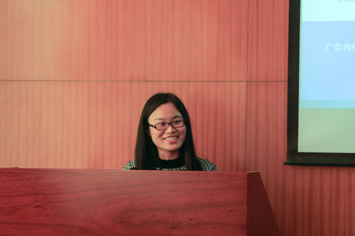 华南理工大学新闻与传播学院研究生曾婉进行演讲