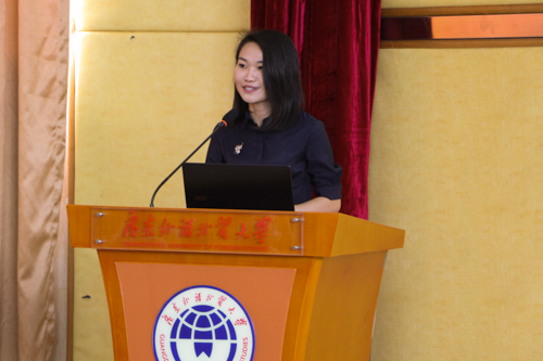 广东广播电视台记者刘冰霜在介绍《大山里的广电兄弟》的故事