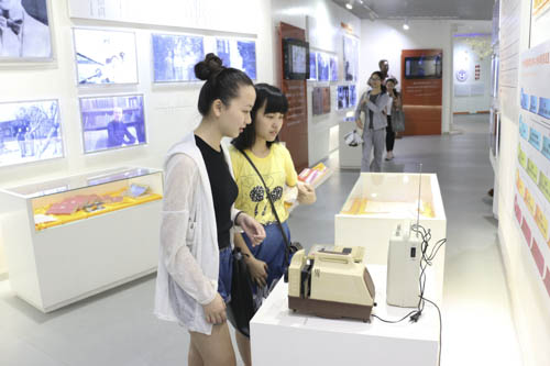学员欣赏馆内文物