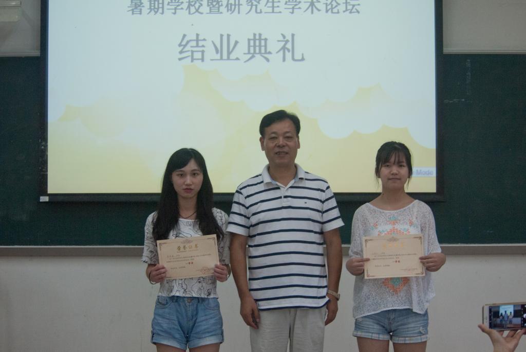 杨院长为一等奖获奖学生颁奖