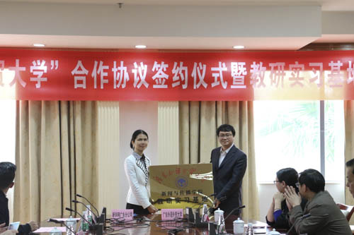 袁长青向黄玫赠实习基地牌