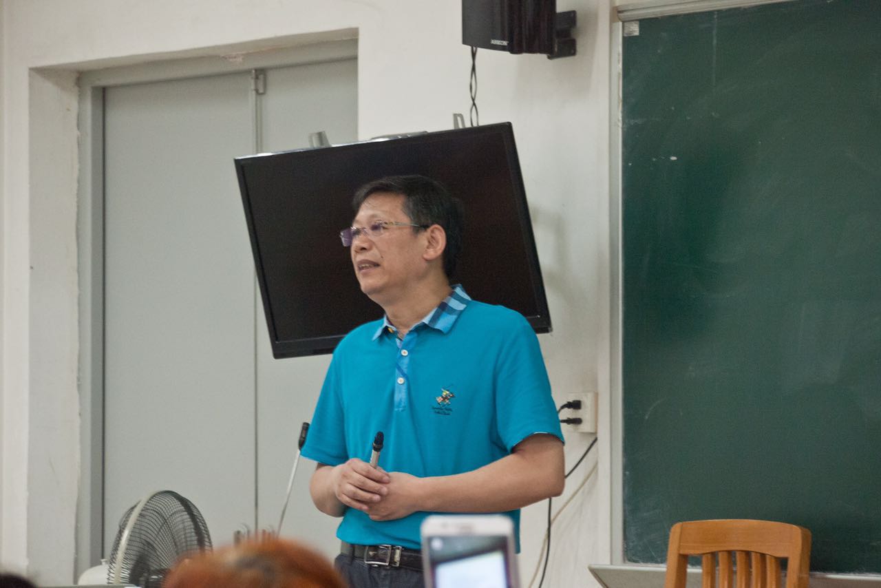 张昆教授在讲授课程