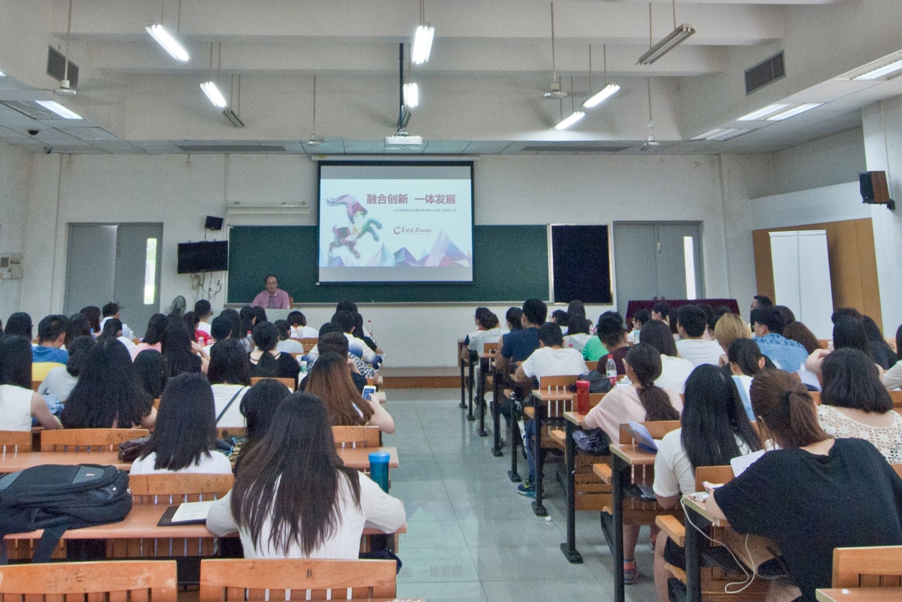 同学们在认真听课