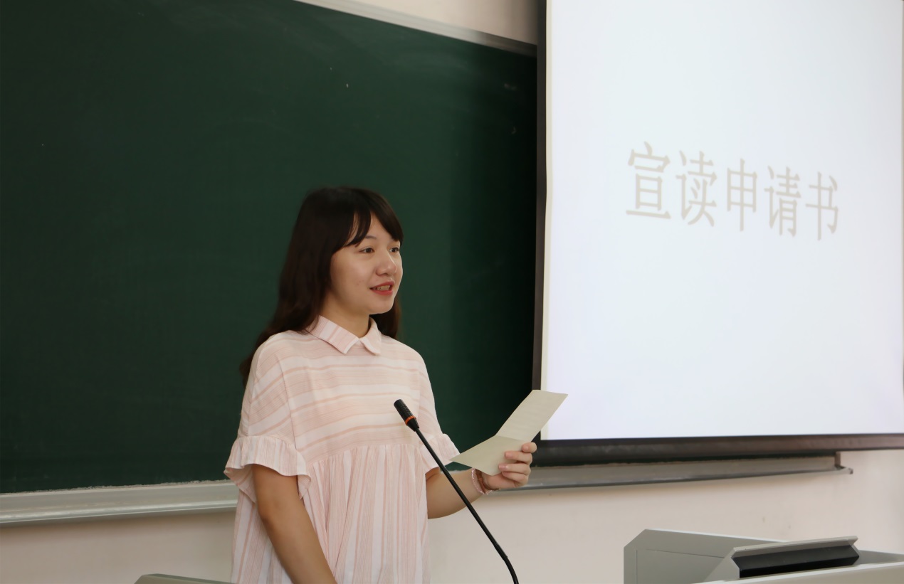 班长许舜钿宣读《无人监考申请书》