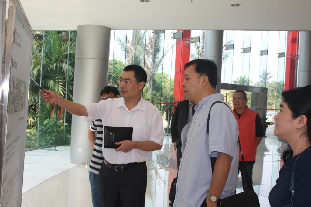 羊晚社长陪同我院领导参观