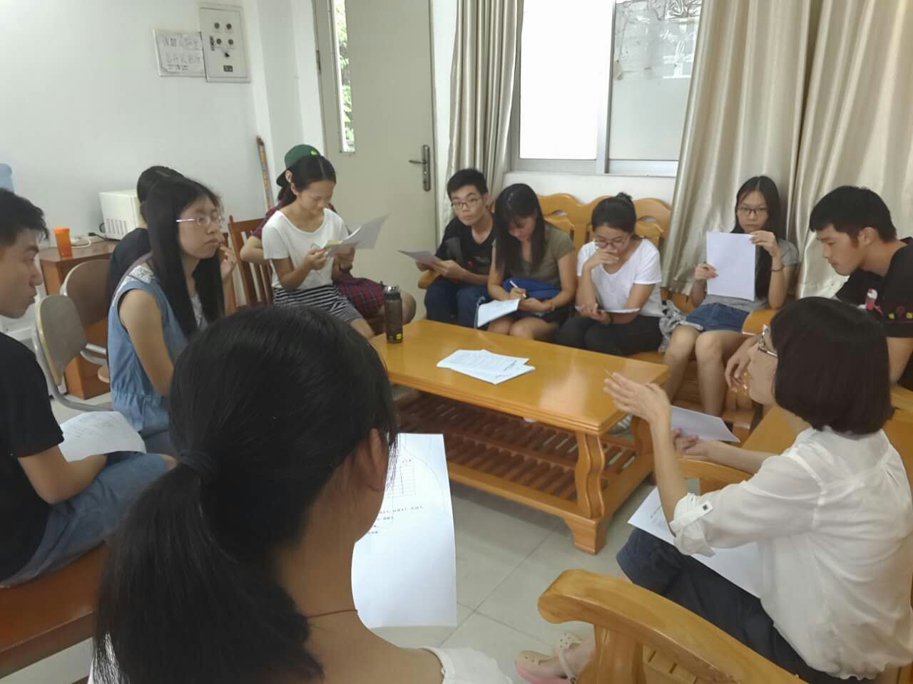 会议现场,黄琳正在给助理讲下学期的分工