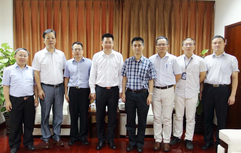 我校代表与中国日报社代表合影(图片来自广外新闻网)