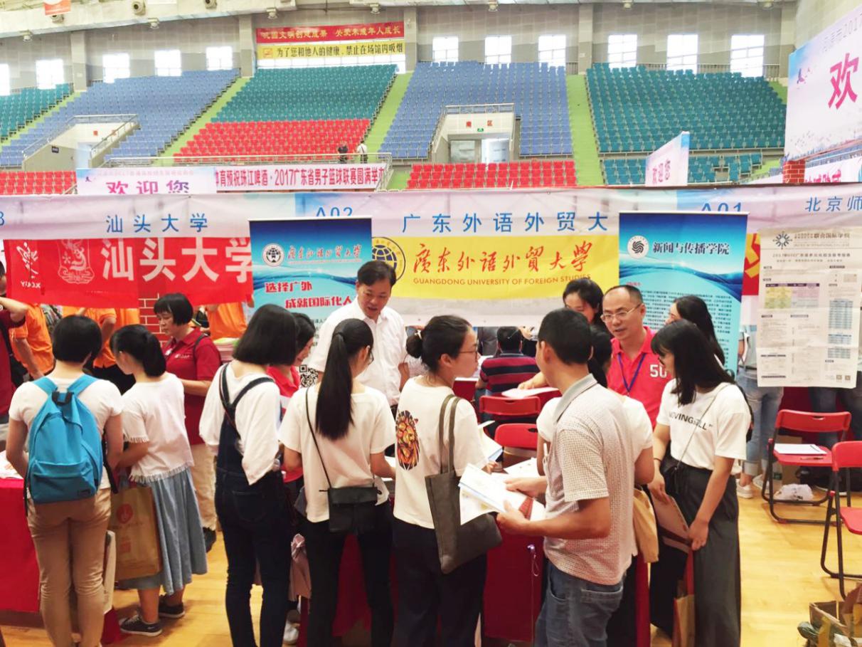 招生宣传小组接受考生家长咨询