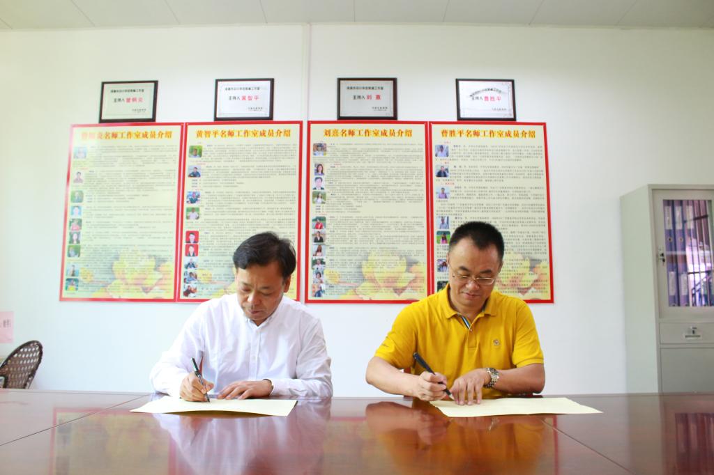 杨魁与河源中学校长吴佑宽签订《优质生源基地》协议书