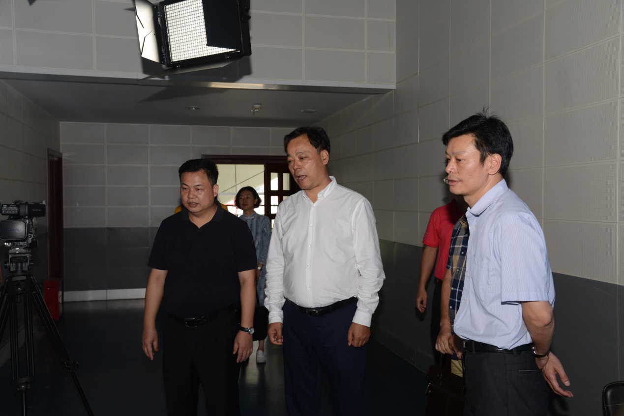 参观河源广播电视台
