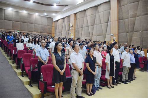 典礼开始,全场奏国歌行注目礼