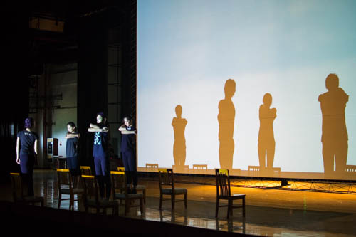 舞蹈演员在幕后伴舞