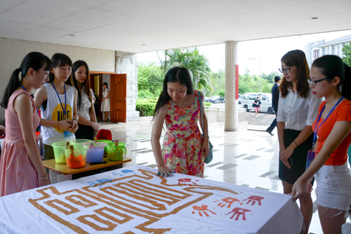 校友们纷纷在白布上留下自己的手印