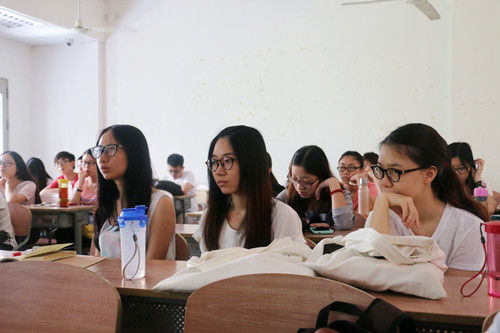 学生们认真听讲