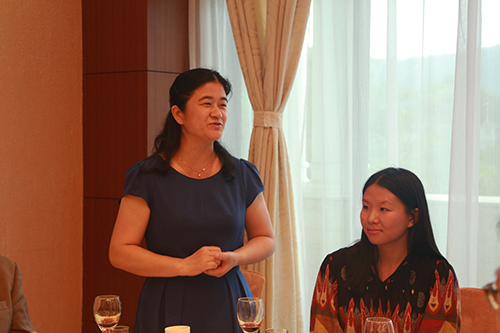 新传学院党委书记黄秀娟致辞