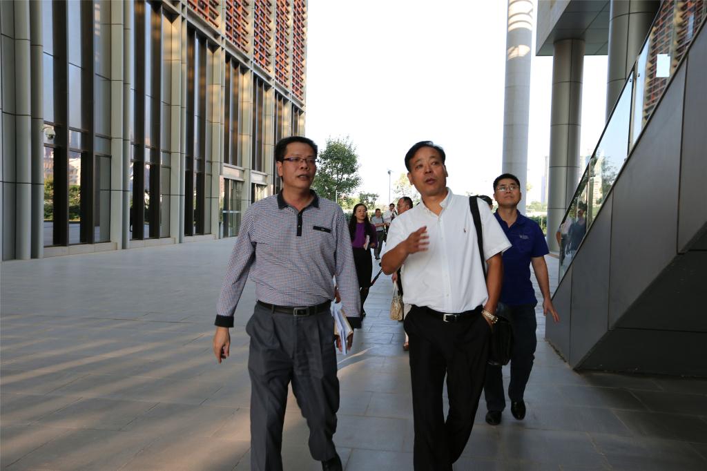 惠州报业领导陪同我院教师参观新大楼