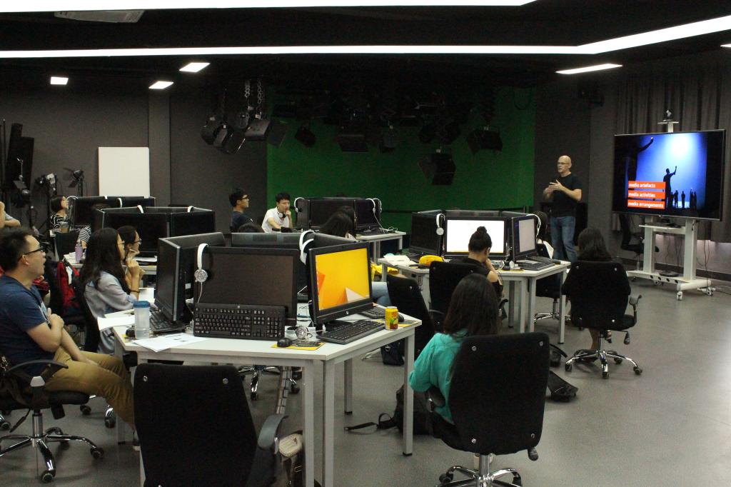 (同学们正专心聆听Mark Deuze教授的讲座)