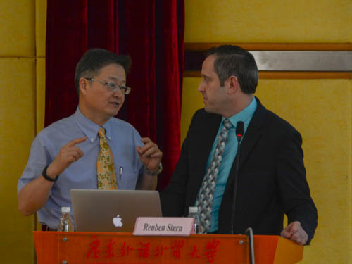 Reuben Stern教授与章于炎教授讨论