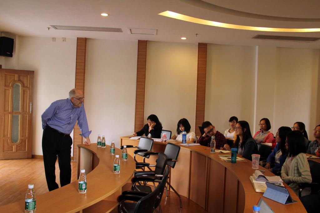 (在场学生向Carl Botan教授提问。)