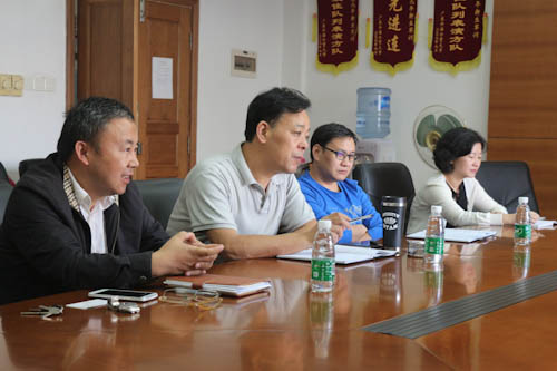 院长杨魁以及几位教师参加会议