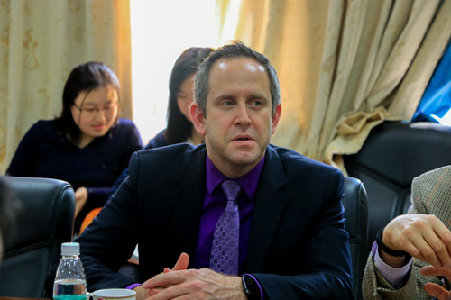 Reuben-Stern教授和学院领导和老师进行商谈