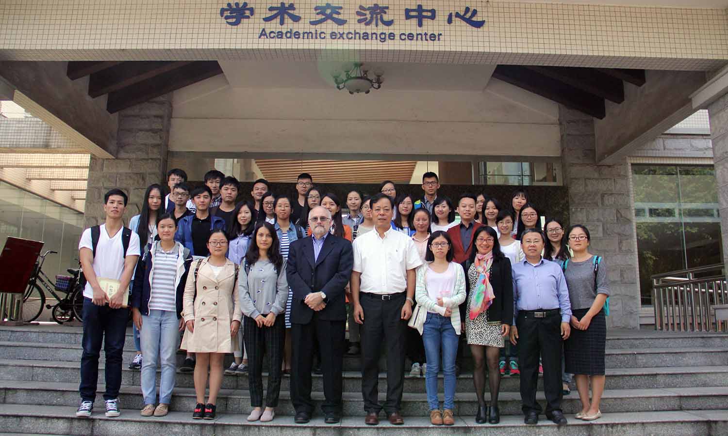 (Carl Botan教授与我院师生合影留念。)