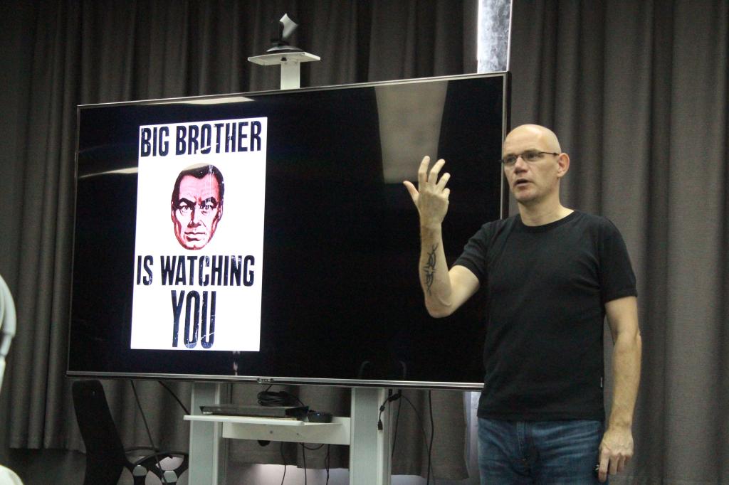 Mark Deuze教授正为大家讲解媒介文化对人类生活的重要影响。