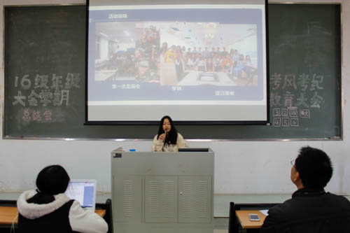 新闻1603班班长叶康铧展示班级活动图集