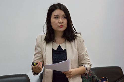 华南理工大学新闻与传播学院在读硕士张艺冰做演讲