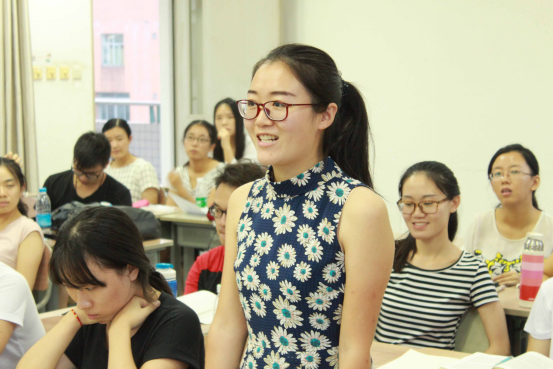 (吴楠楠同学向郑教授提问。)